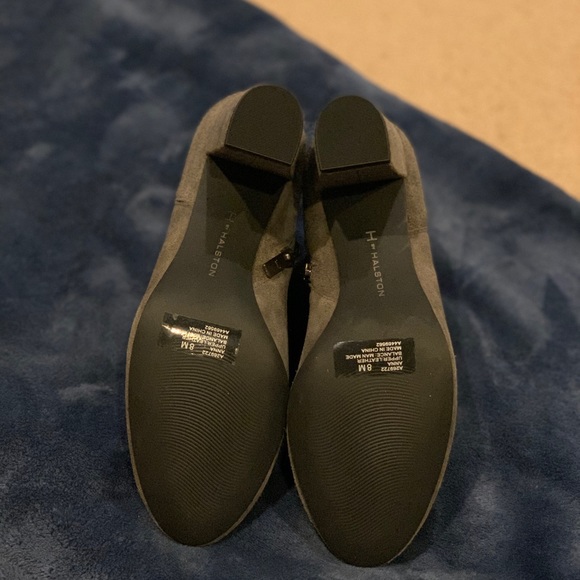 Halston grey suede booties size 8 never worn - Picture 2 of 2